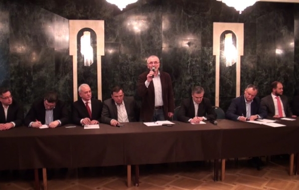 Dodon: "Organizarea referendumului e primul pas, noi nu cedam". Usatii: "Trebuie sa participam la urmatoarea sedinta a Parlamentului. E timpul sa le cantam la karaoke"