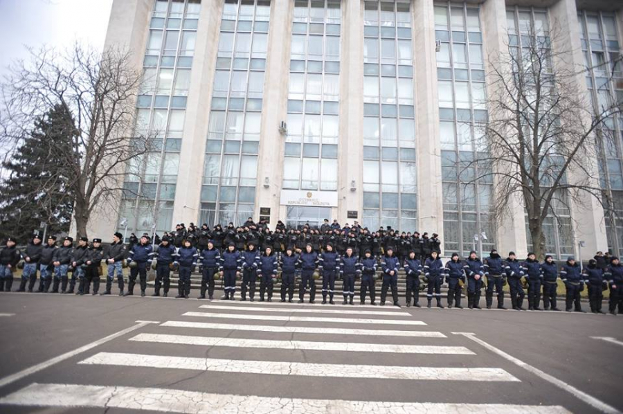Cladirea Guvernului, pazita cu strasnicie de politie, in timpul protestului socialistilor - GALERIE FOTO