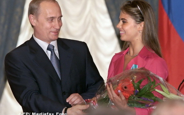 Presa rusa speculeaza ca Vladimir Putin s-a casatorit cu sportiva Alina Kabaieva, dupa ce au aparut purtand verighete