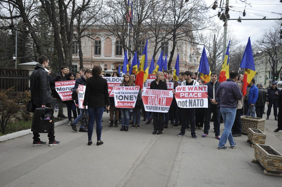 GALERIE FOTO - Socialistii au protestat la ambasada Romaniei, SUA si sediul NATO la Chisinau: "Nu sustineti politicienii corupti"