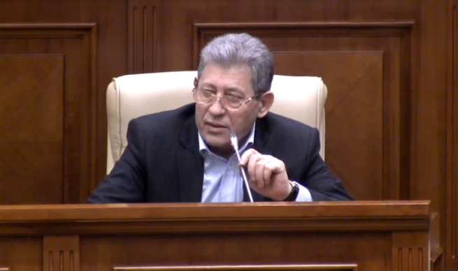 PCRM inainteaza motiune pentru demisia ministrului Apararii Salaru. Voronin: Nu doar Salaru, ci si Ghimpu trebuie sa treaca un control la psihiatru! Ghimpu: Eu sunt doctor, dvs sunteti bolnav