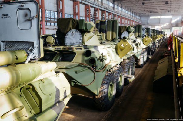 Imagini rare cu atmosfera dintr-o FABRICA de ARMAMENT din Rusia. Aici sunt construite masinariile blindate - FOTO