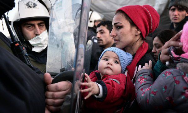 Disperare si haos in nordul Greciei. Circa 33.000 de imigranti clandestini sunt blocati la frontiera cu Macedonia
