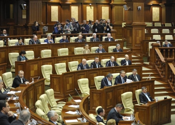 Se anunta o zi FIERBINTE in Parlament. Noul guvernator al BNM, demisia lui Dragutanu si motiunea impotriva ministrului Salaru, pe ordinea de zi