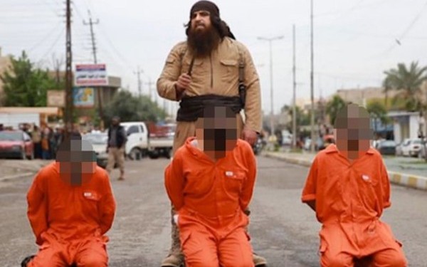 Statul Islamic a decapitat 3 luptatori kurzi, in plina strada. Mesajul amenintator transmis de calau in inregistrarea video