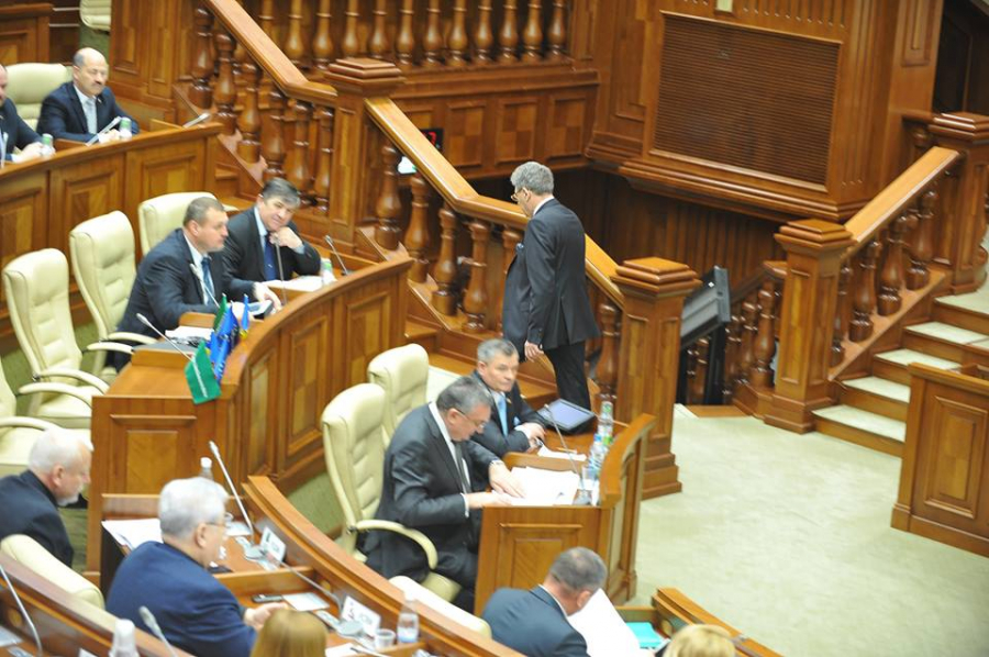 Propunerea care a starnit replici intre deputati. Ghimpu: "Al vostru sta in puscarie si tot voi aratati cu degetul"