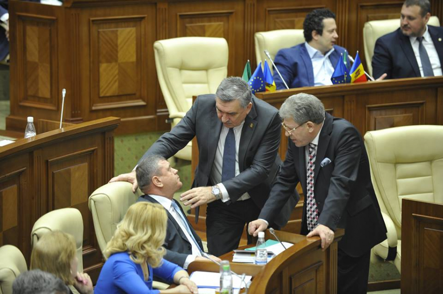 Deputatii discuta introducerea pe ordinea de zi a Legii cu privire la statutul Municipiului Chisinau si atributiile primarului general - GALERIE FOTO