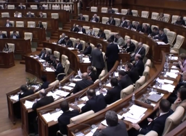 Scumpirea vinietei, majorarea accizelor la masini, petrol si tigari, dar si impozitul pe avere au fost votate astazi de Parlament