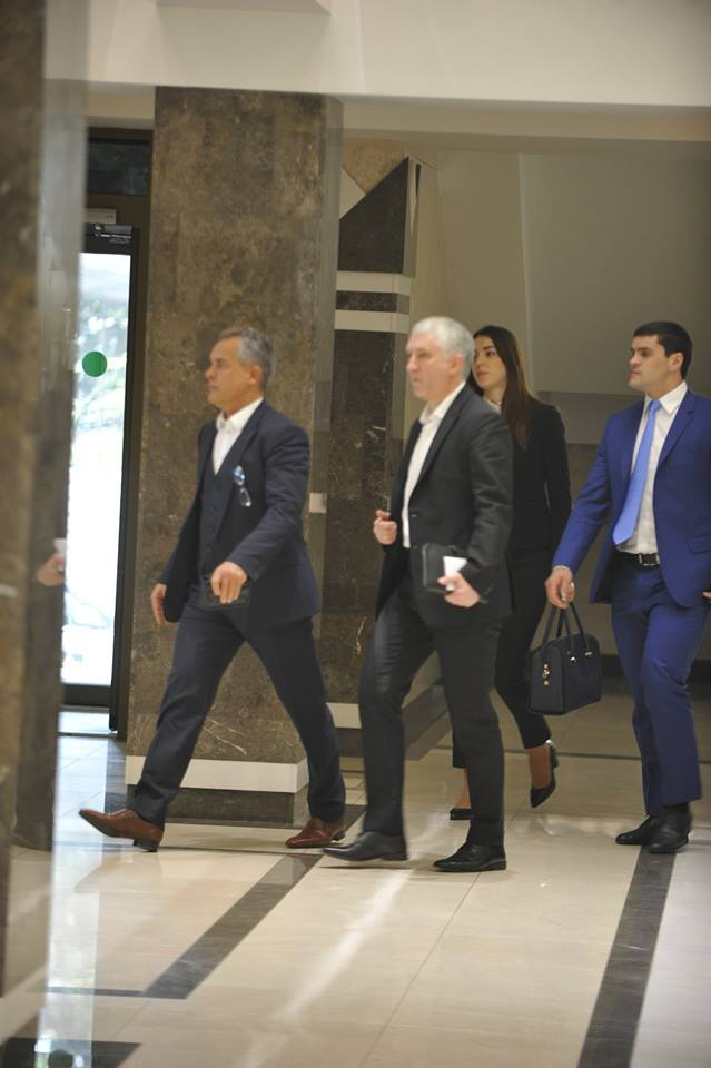 Vlad Plahotniuc a venit la Parlament insotit de Botnari si Tutu - GALERIE FOTO