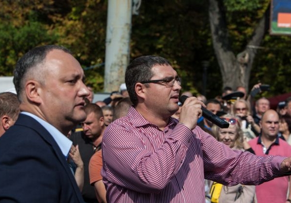 Dodon ii raspunde lui Usatii: "Infectarea cu prostie leac nu are. O demonstreaza Usatii"