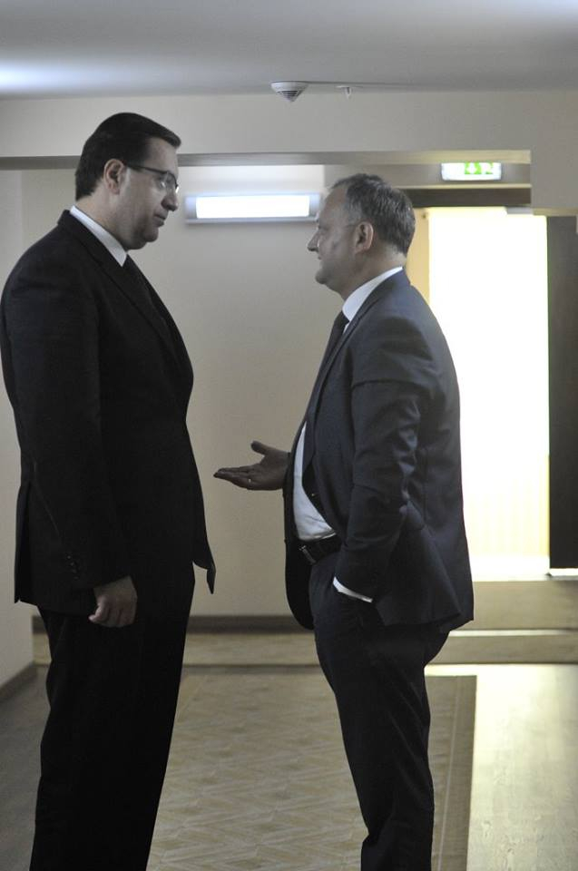 Lupu de vorba cu Dodon pe holul Parlamentului - FOTO