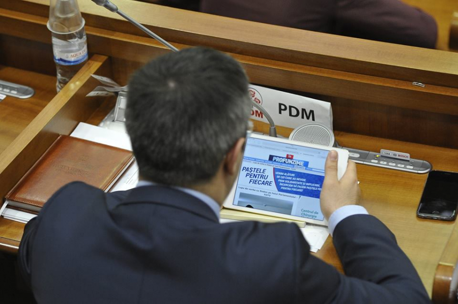 Noi ii urmarim pe ei, ei ne urmaresc pe noi. Deputatul Sergiu Sirbu se informeaza de pe inprofunzime.md in plenul Parlamentului - FOTO