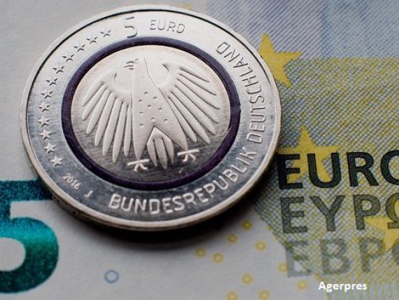 Coada la euro, in Germania. Nemtii s-au imbulzit la banca centrala pentru noua moneda de 5 euro, care seamana cu marca - FOTO