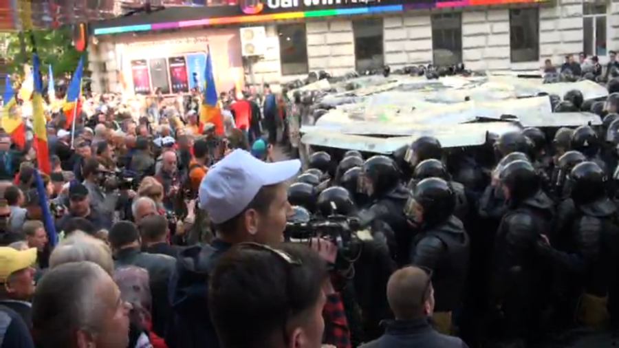 Mii de oameni s-au adunat in PMAN pentru a participa la protestul Platformei DA. Protestatarii s-au indreptat spre Plahotniuc. Politistii au blocat accesul pe strada Bulgara din capitala - FOTO