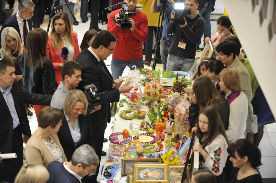 Parlamentul a organizat un targ de Pasti. Ce au procurat alesii poporului - GALERIE FOTO