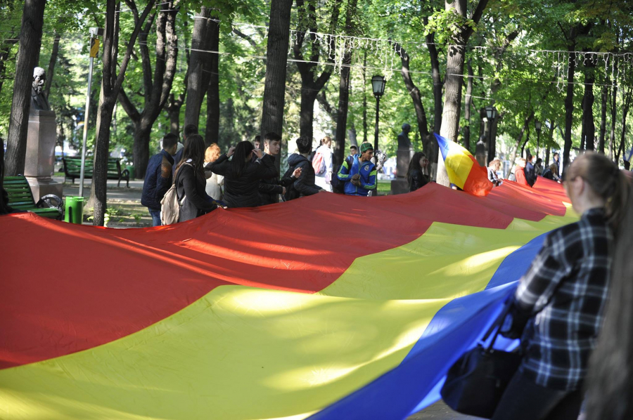 Liberalii au lansat tricolorul in aer cu un aerostat. Tinerii democrati au impartit drapele trecatorilor, iar Odip a intains un tricolor imens - FOTO