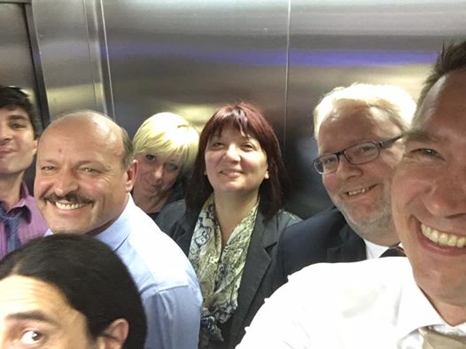 Valeriu Ghiletchi si alte 6 persoane din APCE blocati intr-un ascensor in sediul Procuraturii Generale din Macedonia - FOTO