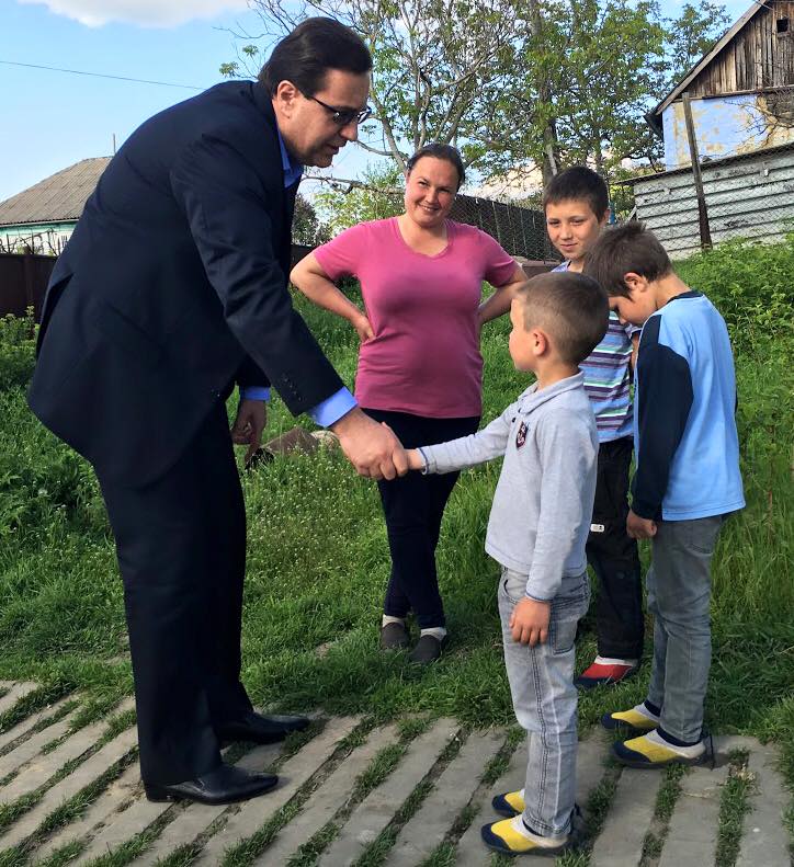 Partidele politice se pare ca deja au intrat in campania electorala. Ce cadouri au facut ei in ajunul sarbatorilor - FOTO
