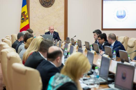 Proiectul propus de comunisti, prin care premierul si seful Legislativului s-ar putea alege cu salarii mai mari din contul micsorarii lefurilor sefilor de agentii, RESPINS de Guvern