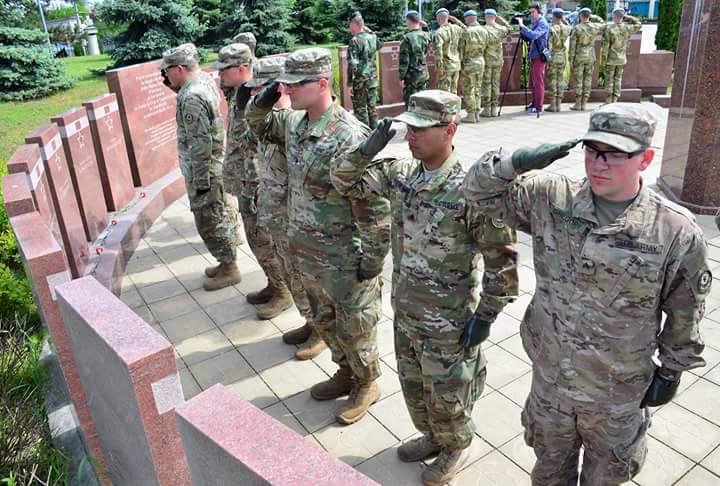 Militarii americani au depus flori la memorialul "Eternitate" - FOTO