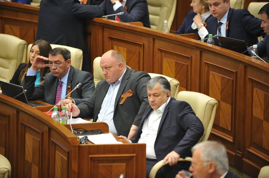 Socialistii cu Panglica Sfantul Gheorghe in Parlament - GALERIE FOTO