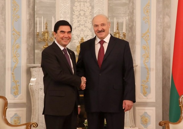 Liderii din Belarus si Turkmenistan uda un copac sub ploaie  - VIDEO