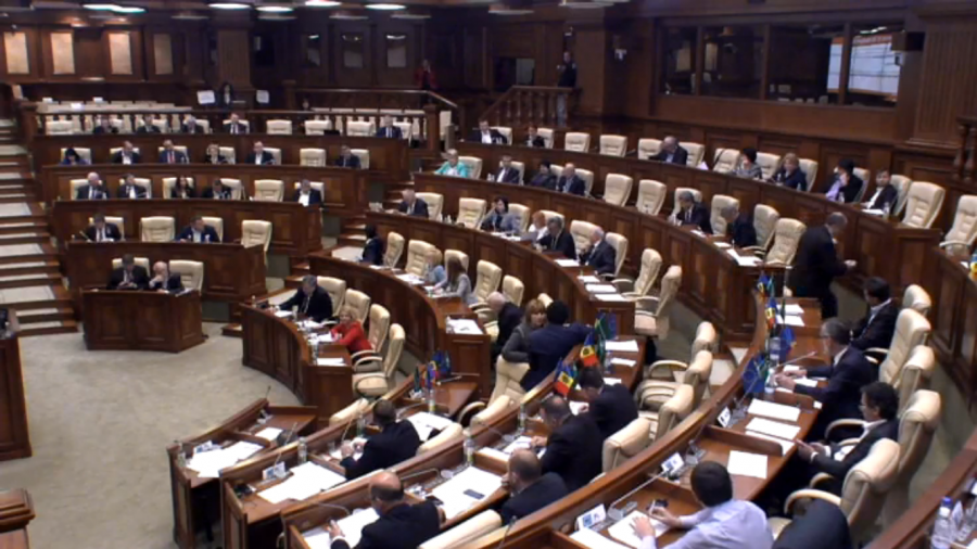 Candu: "Legea antitutun intra in vigoare pe 31 mai". Diacov: "Degeaba luptam cu fumatul daca nu dispare mirosul din Chisinau". Carp: "Miroase de ceea ce fac unii politicieni"