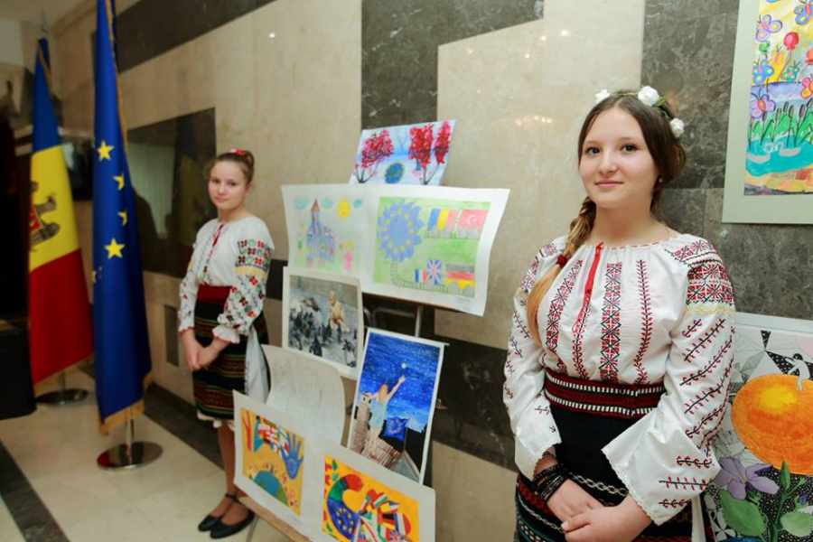 Expozitia "Europa prin ochii copiilor" in holul Parlamentului - GALERIE FOTO