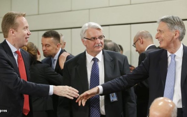 Muntenegru a semnat protocolul de aderare la NATO. Rusia acuza ca este incercuita si ca va lua masuri