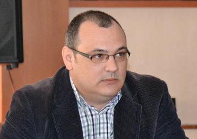 George Damian: Viclenii si tradari la cozile din Chisinau