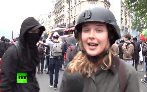 Jurnalista agresata chiar in timp ce transmitea LIVE protestele din Paris. Ce i-a facut un tanar din multime