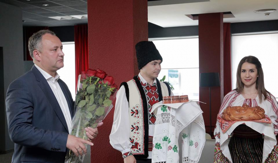 Cu flori si paine cu sare, Igor Dodon l-a intalnit pe deputatul rus Anatolie Carpov - FOTO
