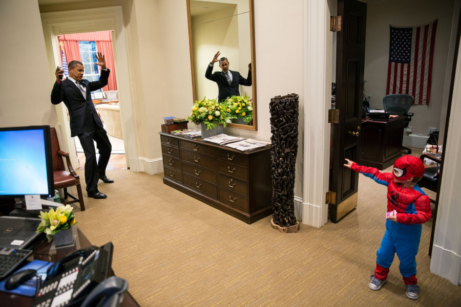 Barack Obama, altfel. 15 poze in care presedintele SUA se joaca cu copii, se saluta prietenos cu muncitorii, isi saruta sotia si alearga pe holurile Casei Albe - GALERIE FOTO