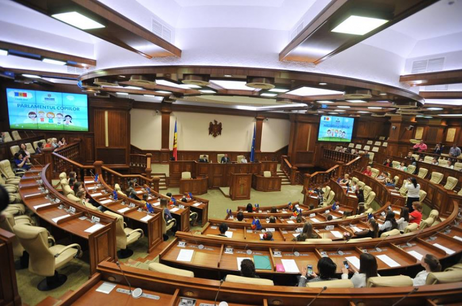 O sedinta a Parlamentului mai putin obisnuita. "Deputatii" au facut poze, s-au plimbat cu caii, si nu au votat nici o lege - GALERIE FOTO