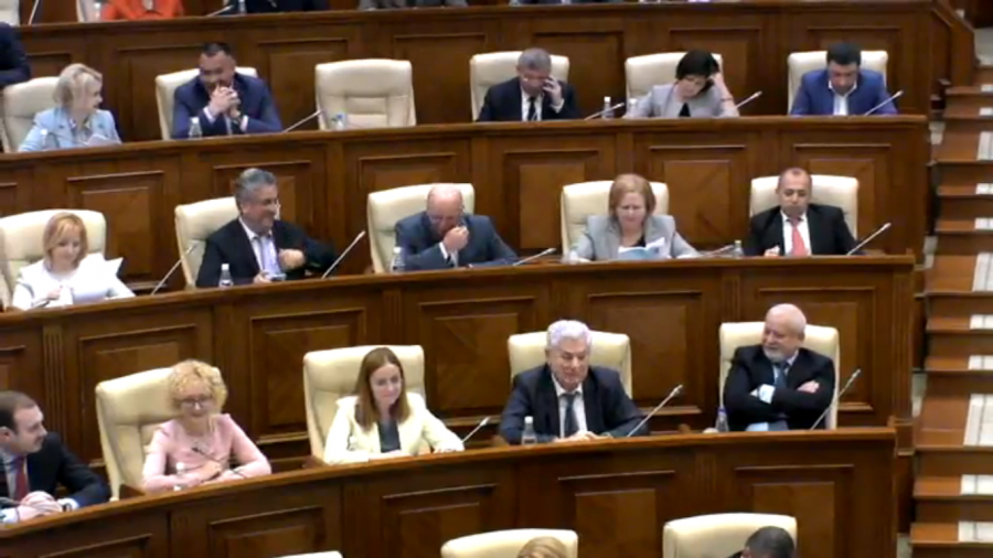 Motiunea socialistilor a strarnit replici in Parlament. Voronin: "Acest ministru se ocupa si cu altceva, inclusiv in sanul PL". Ghimpu: "Ce ati bagat mana in san si e ceva acolo?"