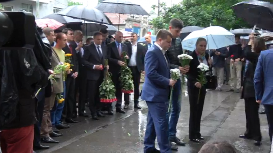 Andrian Candu si Pavel Filip au depus flori la Ambasada Romaniei - GALERIE FOTO