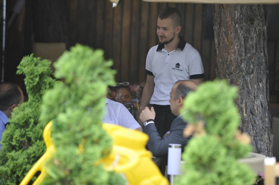Deputatul Stefan Creanga, fotografiat in timp ce fumeaza la o terasa din Chisinau - GALERIE FOTO