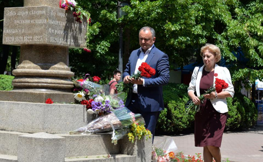 Socialistii au depus flori la monumentul lui Puskin - FOTO