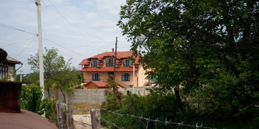 " Cetatea" unei familii de vamesi. Salariu de 127 de mii de lei, casa supravegheata video si conturi bancare de aproape 8 mii de euro - ZDG