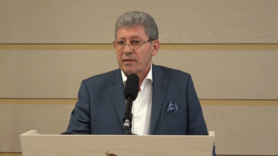 Ghimpu raspunde la invinuirile socialistilor: "Eu il invit aici sa ridicam ambii pantalonii mai sus de genunchi, sa vedem ai cui sunt rosi, ai mei sau ai lui"