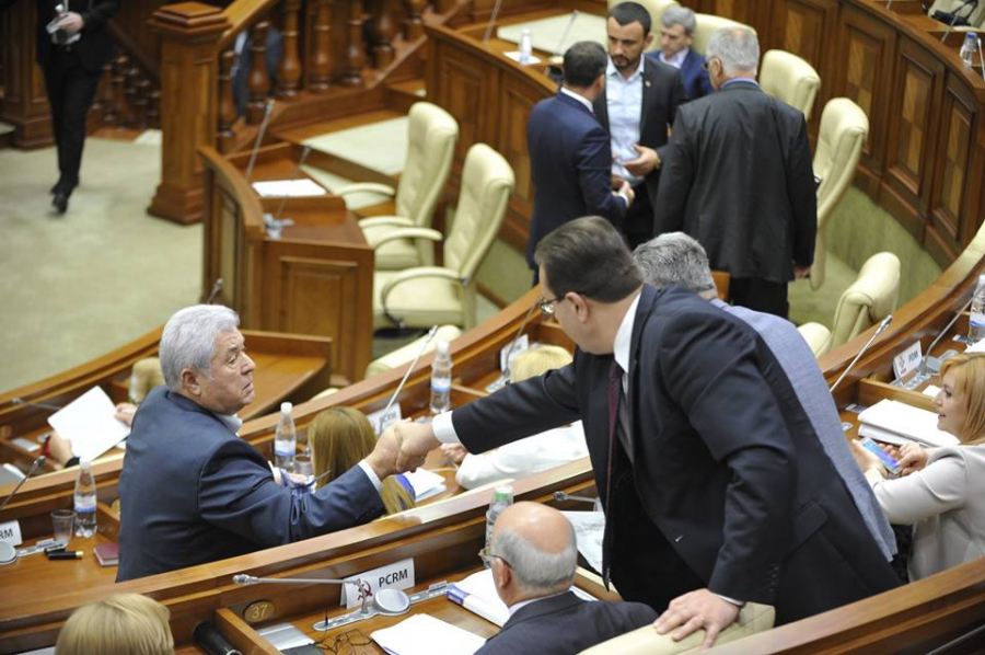 Ieri s-au certat, azi dau mana. GALERIE FOTO de la sedinta Parlamentului 