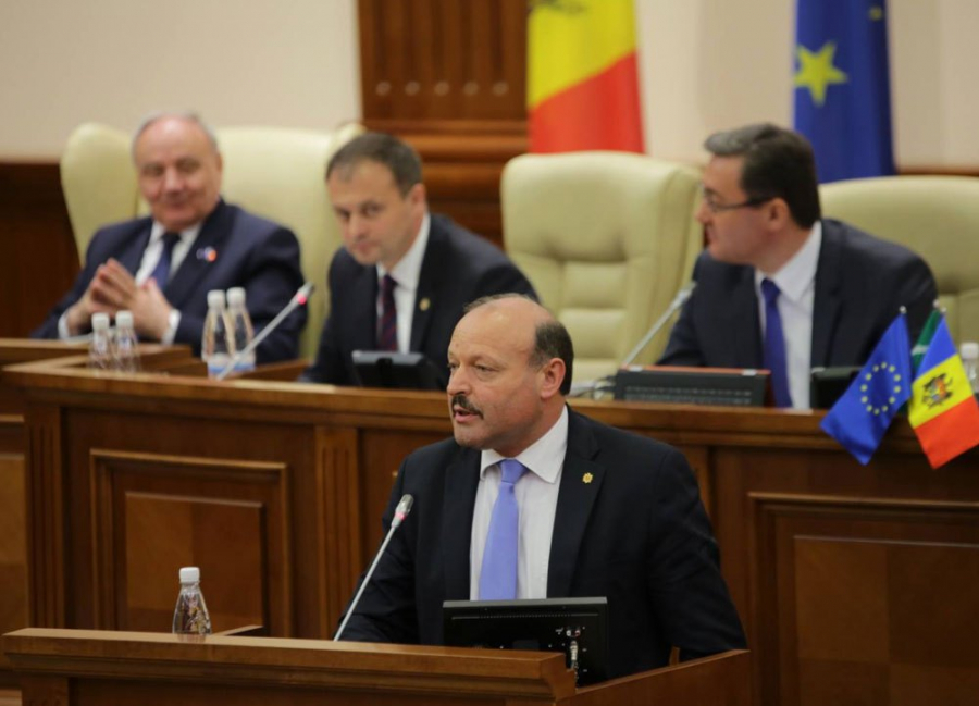 Valeriu Ghiletchi a inregistrat un proiect de lege pentru limitarea numarului de afise pe care fiecare concurent electoral le poate plasa in spatiile special amenajate