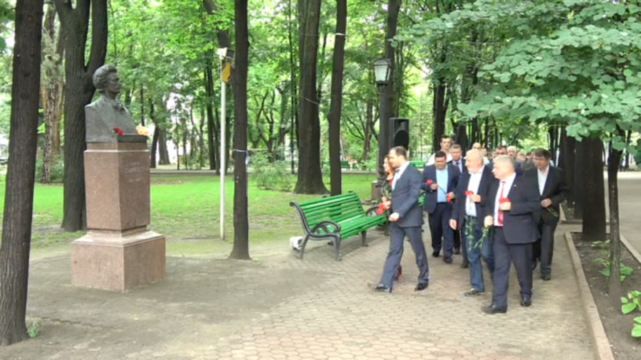 Ceban a recitat o poezie pentru Dorin Chirtoaca la depuneri de flori la bustul lui Eminescu: "Pot sa va spun o strofa actuala pentru Chisinau" - FOTO