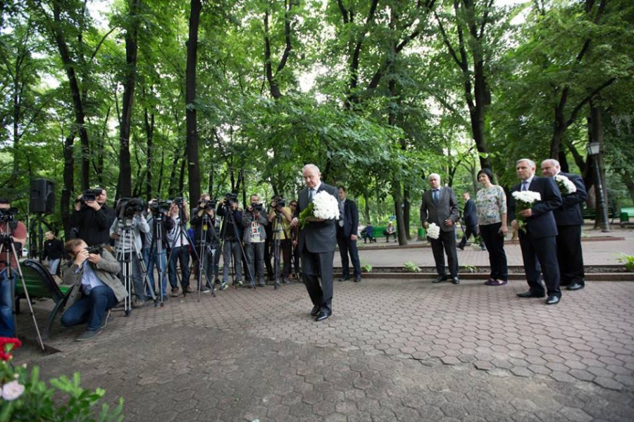 Nicolae Timofti a depus flori la bustul poetului Mihai Eminescu - GALERIE FOTO