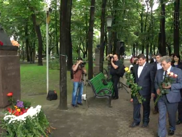 Mihai Ghimpu si primarul Chisinaului Dorin Chirtoaca au depus flori la bustul lui Mihai Eminescu - FOTO