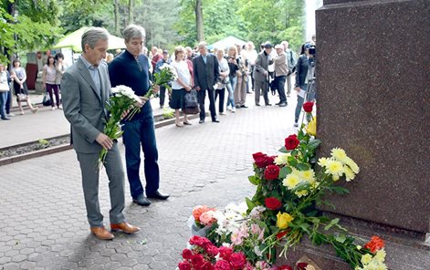 Iurie Leanca a depus flori la bustul lui Mihai Eminescu: "Ne-am amintit de cel care, de fiecare data, ne copleseste prin diversitatea si bogatia universului sau"