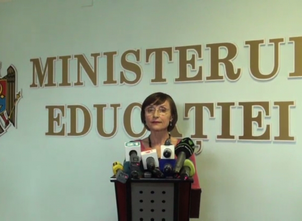 Ministrul Educatiei ar pica bacalaureatul la romana? Corina Fusu, criticata dur de internauti pentru greselile facute intr-un mesaj publicat pe pagina sa de facebook