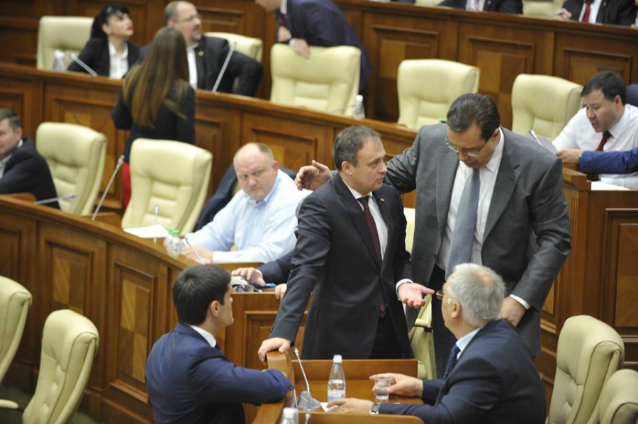 Dupa votarea audierii procurorului general, sefului de la SIS si ministrului de Interne deputatii au luat o pauza pentru discutii - GALERIE FOTO