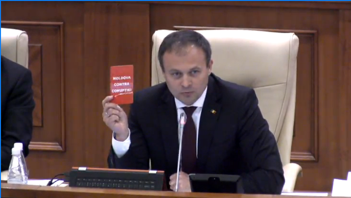 Pachetul de integritate a fost votat in lectura a doua. Candu: "Propun sa votam cu aceste cartonase rosii" - FOTO