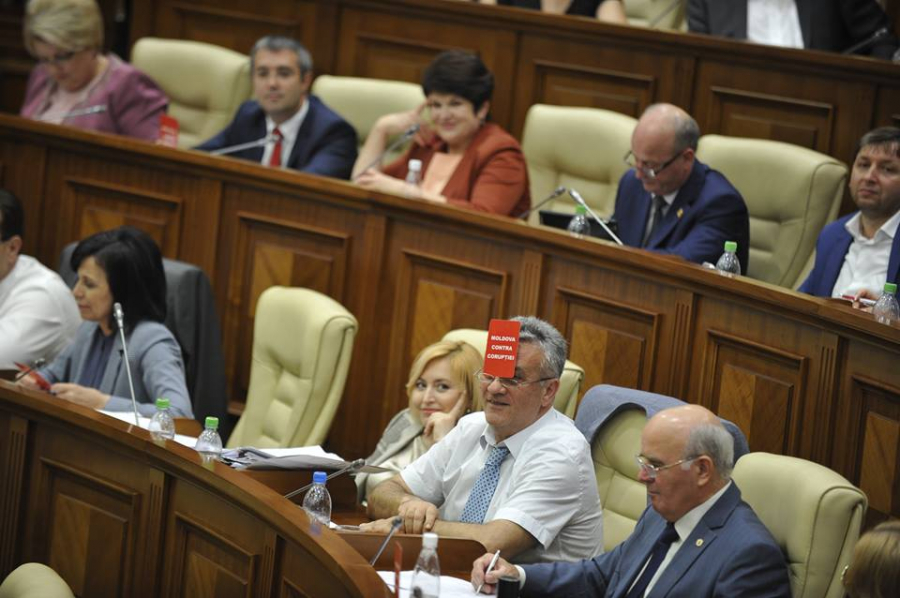 Deputatii cu cartonase rosii pentru CORUPTIE - GALERIE FOTO